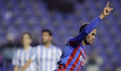 Juanfran celebra el 3-2 del Levante.