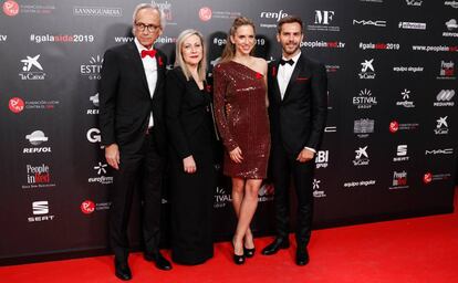 El doctor Bonaventura Clotet, primero por la izquierda, organizador de la gala contra el Sida, con sus dos hijos los actores Aina y Marc Clotet.