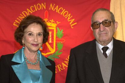 El académico de la Historia, Luis Suárez, acompañado de Carmen Franco durante la presentación de la obra 'El legado de Franco. Tomo II', en un acto celebrado en la Real Gran Peña (Madrid), en 2000.