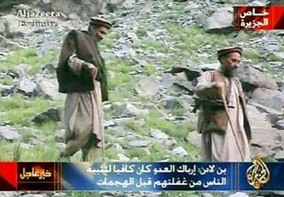 Bin Laden (a la izquierda) camina junto a su lugarteniente, Ayman al Zawahri, en las imágenes divulgadas ayer por Al Yazira.