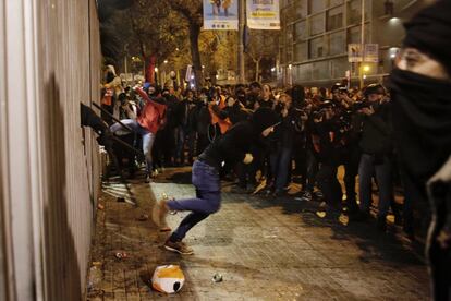 Entrentamientos entre los manifestantes independentistas y la policía, cerca del Camp Nou, en Barcelona. 