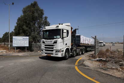 Camiones cargados con ayuda humanitaria en el puesto fronterizo israelí de Kerem Shalom, este lunes.