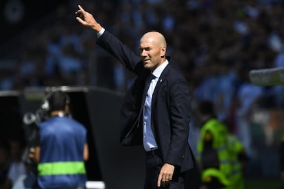 El entrenador del Real Madrid, Zinedine Zidane, da instrucciones a los jugadores.