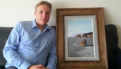 Arthur Brand, con el 'dalí' recuperado, en una imagen de su cuenta de Twitter.
