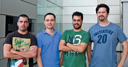 <strong>Los ingenieros de esta iniciativa digital para detectar virus en archivos y webs se han convertido en la segunda empresa española que compra el gigante Google.</strong></p><p>Por<strong> Laia Reventós</strong></p><p>La idea de VirusTotal surgió por primera vez en las páginas de Ciberp@ís en febrero de 1999”, recuerda Bernardo Quintero. A la pregunta de qué proyectos tenía en mente, tras el éxito del boletín de seguridad informática Una-al-día, él respondió que quería “crear el detector de antivirus más potente”. Nadie prestó entonces atención a esa “idea alocada”. Ni él mismo siquiera, que no la puso en marcha hasta el año 2004 con la ayuda de Julio Canto como proyecto interno de Hispasec. VirusTotal ofrece a los internautas una herramienta sencilla para detectar virus en archivos y páginas web. Cuatro años después era el “estándar de facto para los analistas de malware”. En la jerga sectorial “Vted” indica que un fichero ha sido analizado por el servicio, algo más de 100 millones de ficheros. “Rondamos entre 80.000 y 100.000 ficheros de malware nuevos y unas 30.000 direcciones web maliciosas por día”, explica Quintero. Google adquirió VirtusTotal en septiembre. “Como ingeniero es un sueño cumplido. Es entrar en un grupo de élite, liderado por ingenieros, donde puedes compartir trabajo con algunas de las mentes más privilegiadas del sector, y al mismo tiempo contar con una cantidad de recursos ingente para tus proyectos”. Y como, además, el gigante de Internet “no quiere que modifiquemos nuestros objetivos ni filosofía”, Quintero y su equipo siguen viviendo y trabajando en Málaga, la ciudad desde la que han conquistado el mundo del cibervirus.</p><hr /><p><strong>Laia Reventós es periodista de El País.<strong></p>