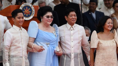 Ferdinand Marcos Jr., con su familia (su hijo Sandro; su madre, Imelda Marcos, de azul, y su esposa), tras ser investido presidente, este jueves en el Museo Nacional de Manila.