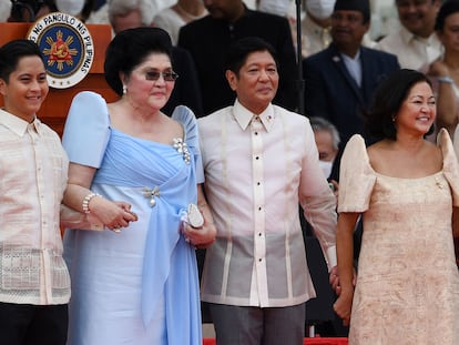Ferdinand Marcos Jr., con su familia (su hijo Sandro; su madre, Imelda Marcos, de azul, y su esposa), tras ser investido presidente, este jueves en el Museo Nacional de Manila.