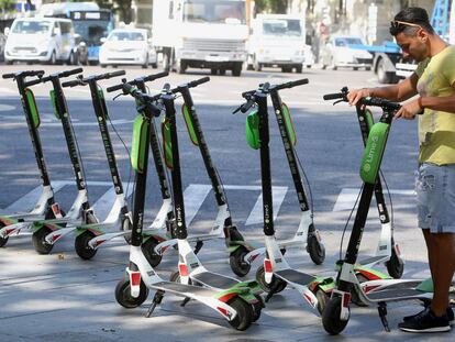 Patinetes eléctricos en una acera del centro de Madrid, en una imagen de archivo.