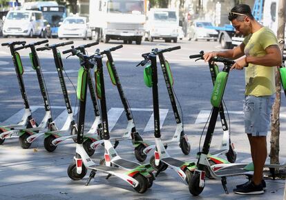 Patinetes eléctricos en una acera del centro de Madrid, en una imagen de archivo.