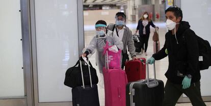 Llegada de pasajeros a la T4 del aeropuerto de Madrid-Barajas.