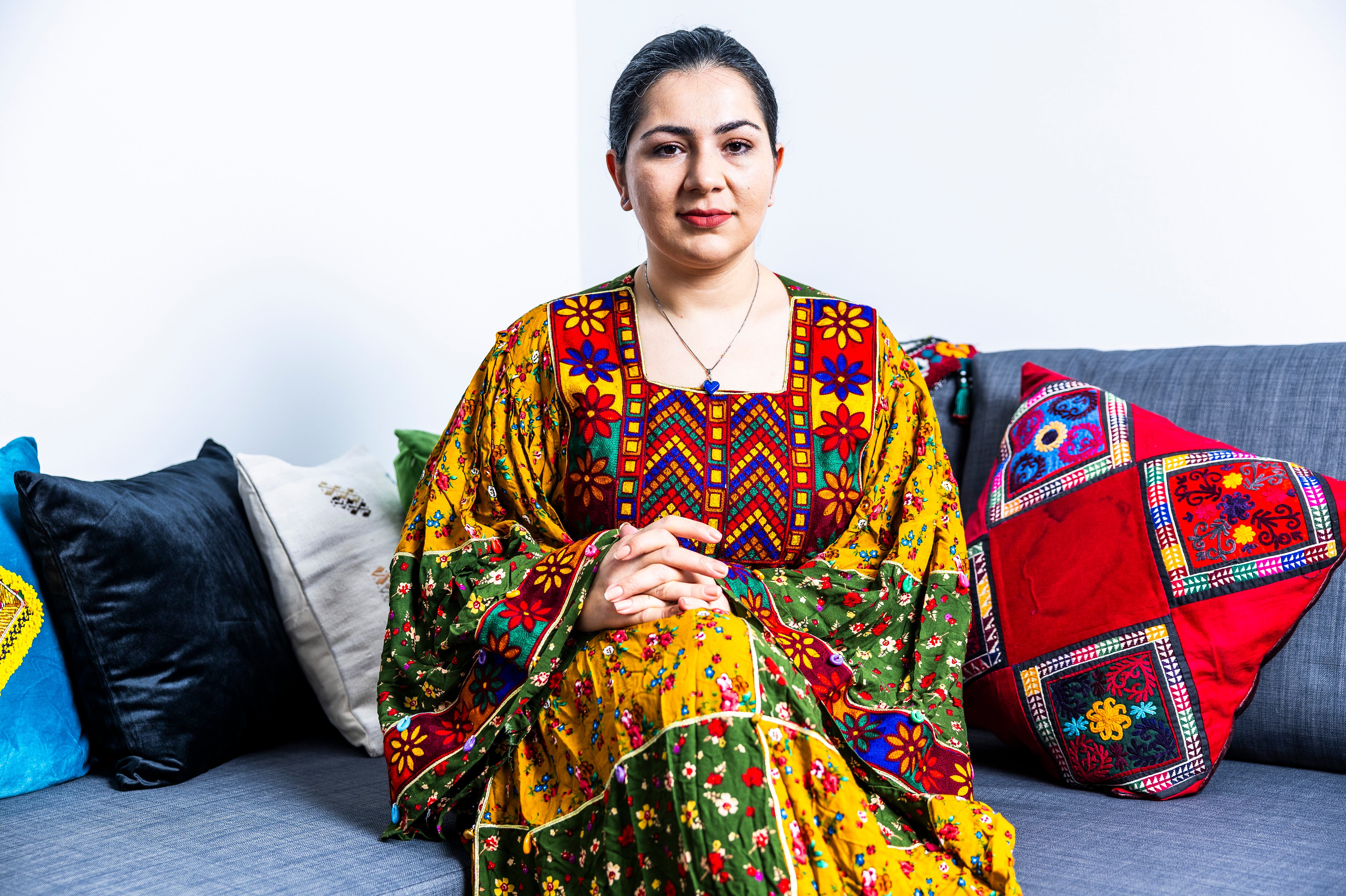 La periodista afgana Khadija Amín, en su casa de Madrid, el 13 de febrero de 2024. 