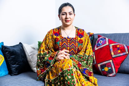 La periodista afgana Khadija Amín, en su casa de Madrid, el 13 de febrero de 2024. 