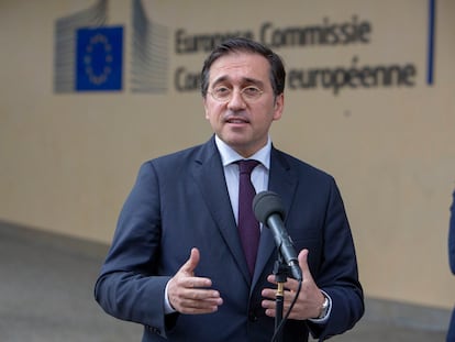 El ministro de Exteriores, José Manuel Albares, comparecía este viernes ante la prensa, en la puerta de la Comisión Europea.