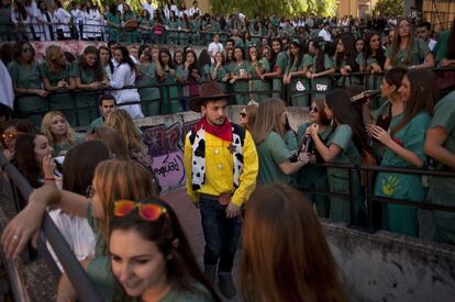 Los jóvenes, que se han lanzado a las calles disfrazados de los personajes de 'Toy Story', se han concentrado en la plaza de San Lázaro. Luego, han recorrido la avenida de la Constitución y han continuado la peregrinación hacia la plaza de la Universidad.