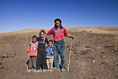 Un pastor del Alto Atlas, con tres de sus hijos. Solo los vástagos varones van a la escuela, las chicas ayudan a la madre en las tareas domésticas y cuidan del ganado.