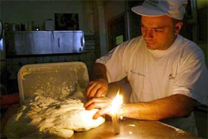 Los más madrugadores, los panaderos, vieron afectado su trabajo por la falta de luz. Las velas suplieron a las bombillas para conseguir que el pan estuviera recién hecho a primera hora de la mañana.