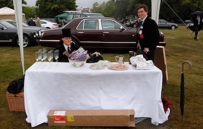 Asistentes a Ascot esperan para iniciar el picnic. El frac, imprescindible en el vestuario del evento.