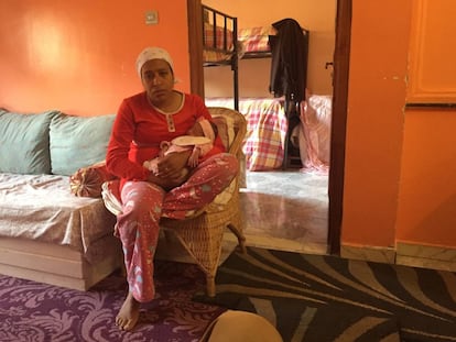 Sanan, madre soltera, reposa con su bebé en la casa de acogida de la ONG 100% Mamans, el martes 26 de abril en Tánger