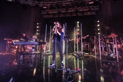 MILAN, ITALY - OCTOBER 06:  Francesca Michielin performs on stage on October 6, 2016 in Milan, Italy.  (Photo by Francesco Prandoni/Redferns)