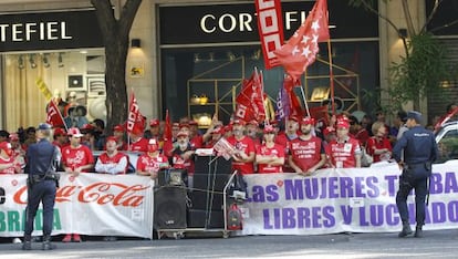 Trabajadores de Coca-Cola se concentran ante la Audiencia Nacional