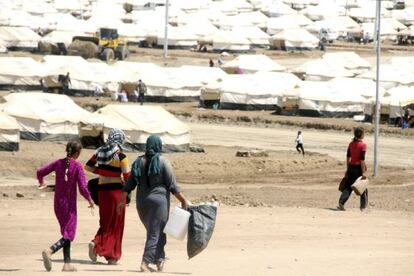 Mulheres buscam água no norte do Iraque.