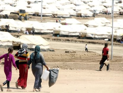 Mulheres buscam água no norte do Iraque.