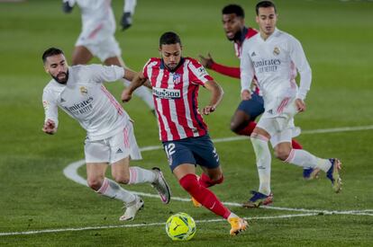 Lodi del Atlético con Carvajal del Real Madrid, en una jugada durante el partido.