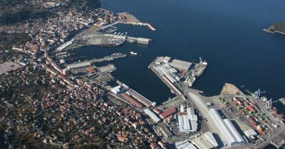 Vista aérea del puerto de Marín. En la parte inferior derecha, relleno que la justicia ha declarado ilegal.
