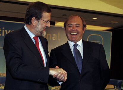 El líder del PP, Mariano Rajoy, y el portavoz en el Senado, Pío García Escudero, el 31 de marzo.