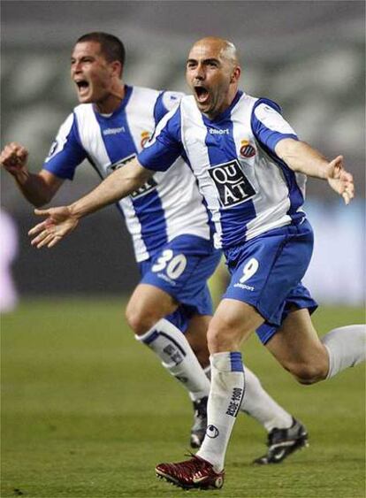 De la Peña celebra el primer gol españolista