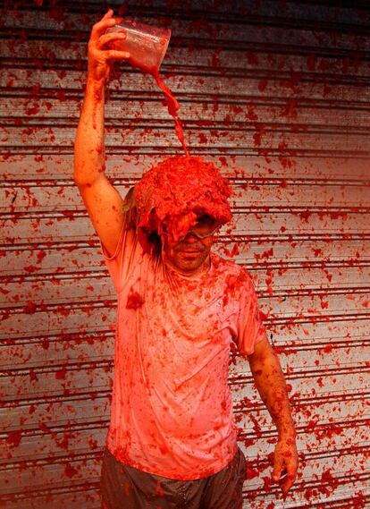 Un participante en plena Tomatina de 2010.