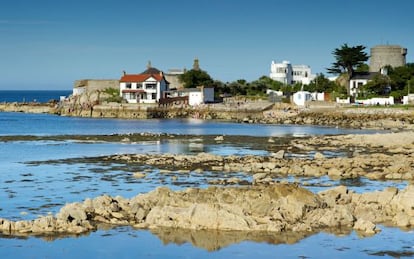 Vista de Sandycove, cerca de Dubl&iacute;n, con la Martello Tower al fondo, donde residi&oacute; James Joyce y que ahora acoge un museo dedicado al escritor. 