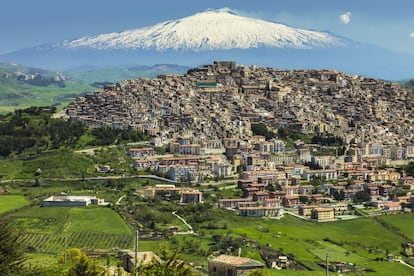 A lo largo de los siglos, las erupciones del Etna, en Sicilia, el volcán activo más alto de Europa y uno de los más grandes del mundo, han transformado su entorno en un paisaje lunar, que contrasta con el verde de las viñas y huertos que se extienden a lo largo de sus laderas. Está considerado un laboratorio natural de zonas volcánicas.