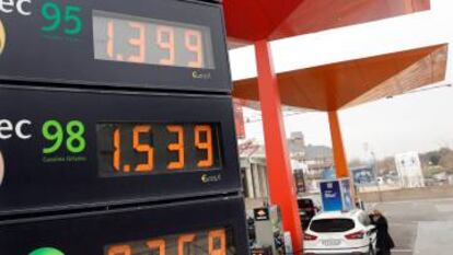 Precios de los carburantes en una gasolinera de Madrid.