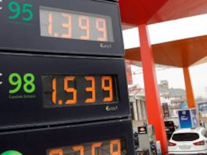Precios de los carburantes en una gasolinera de Madrid.