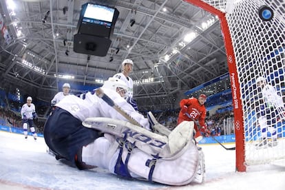 El jugador Luka Gracnar de Eslovenia, marca un gol a los Atletas Olímpicos de Rusia en el segundo periodo de la ronda preliminar del grupo B de hockey sobre hielo, en el Gangneung Hockey Centre, en Gangneung (Corea del Sur), el 16 de febrero de 2018.