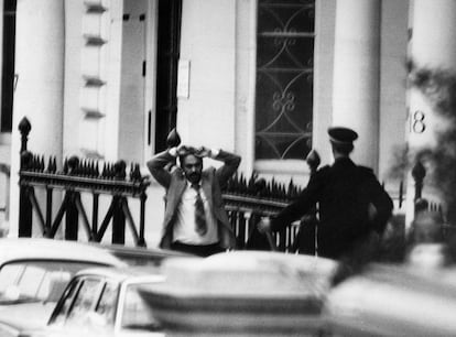 Uno de los rehenes de la embajada iraní de Londres sale con las manos en alto el día final del asedio.