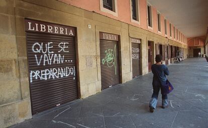 Pintadas en la librería Lagun, en mayo de 2001. JESÚS URIARTE