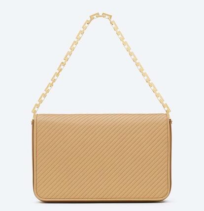 Bolso en nude con cadena dorada, de Saint Laurent (de 1850 a 1.295 euros).