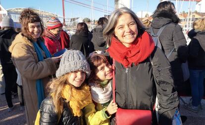 Rita Sá, con su hija Olivia y su amiga Violeta, esperan a Thunberg en Lisboa.