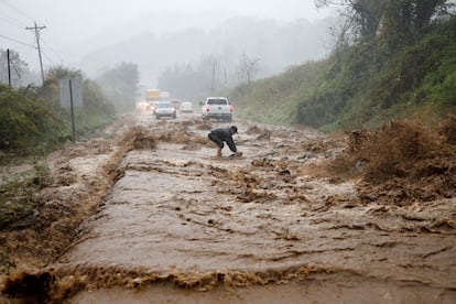 La tormenta se ubicaba la tarde de este viernes a unas 50 millas al sur-sureste de Louisville y se mueve hacia el noroeste a una velocidad de 17 mph, con vientos sostenidos de unos 35 mph, pero las rachas son aún mayores.

