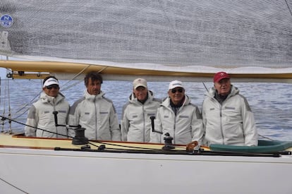 De izquierda a derecha: Alberto Viejo, Roi Álvarez, Ros McDonald, Pedro Campos y el Rey Juan Carlos.