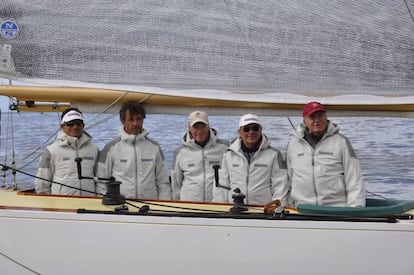 De izquierda a derecha: Alberto Viejo, Roi &Aacute;lvarez, Ros McDonald, Pedro Campos y el Rey Juan Carlos.