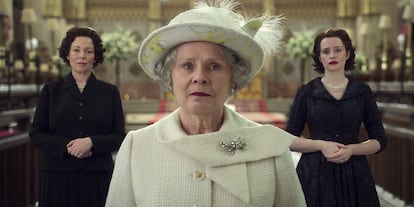 De izquierda a derecha: Olivia Colman, Imelda Staunton y Claire Foy interpretando a la reina Isabel II en distintas etapas de su vida en el último capítulo de la serie 'The Crown'.