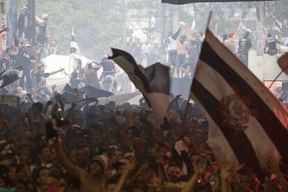 Hinchas de Corinthians celebran el gol de su equipo ante Chelsea en la ciudad de Sao Paulo.