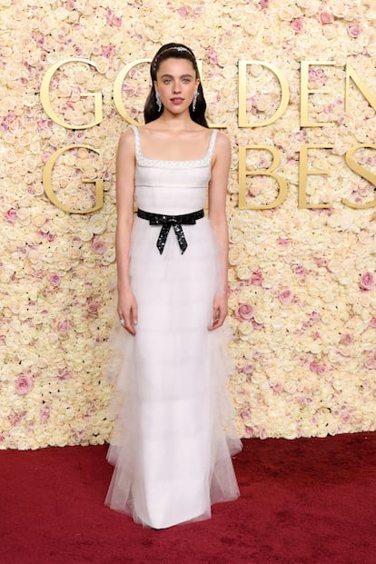 Margaret Qualley era una de las presentadoras y acudió con un primoroso vestido con varios niveles de tul blanco y una lazada negra a modo de cinturón de Chanel. 