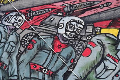Una de las figuras controvertidas en la obra 'La justicia del pueblo', del colectivo Taring Padi, exhibida en Documenta, que muestra a un soldado con cara de cerdo que en el casco lleva la inscripción "Mossad". 