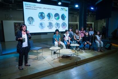 María Zabala, en una de sus charlas con jóvenes y educadores sobre la inmersión digital.