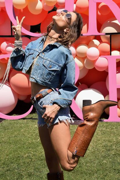 Una vez más la modelo brasileña Alessandra Ambrossio, posa para los fotógrafos del Festival de Coachella.