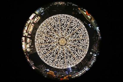 Luces navideñas en un mercadillo del centro comercial Kurfürstendamm en Berlín (Alemania), 1 de diciembre de 2013.